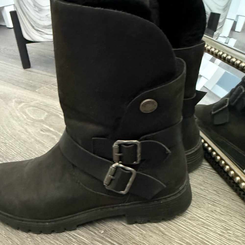 Stylish Black Winter Boots with Buckle Accents - Picture 9 of 14